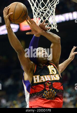 KEIN FILM, KEIN VIDEO, KEIN TV, KEIN DOKUMENTARFILM - The Atlanta Hawks' Al Horford (15) wird am 15. März 2013 in der Philips Arena in Atlanta, GA, USA, von hinten durch den Jared Dudley der Phoenix Suns in der ersten Halbzeit von hinten angestachelt. Die Hawks besiegten die Sonnen, 107-94. Foto: Hyosub Shin/Atlanta Journal-Constitution/MCT/ABACAPRESS.COM Stockfoto