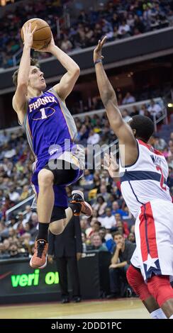 KEIN FILM, KEIN VIDEO, KEIN Fernsehen, KEINE DOKUMENTATION - Phoenix Suns Point Guard Goran Dragic (1) schießt über Washington Wizards Point Guard John Wall (2) während der ersten Hälfte ihres Spiels, das am 16. März 2013 im Verizon Center in Washington, DC, USA gespielt wurde. Washiington besiegte Phoenix 127-105. Foto von Harry E. Walker/MCT/ABACAPRESS.COM Stockfoto