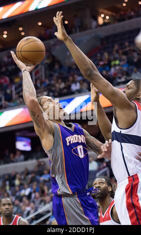 KEIN FILM, KEIN VIDEO, KEIN Fernsehen, KEINE DOKUMENTATION - Phoenix Suns kleiner Stürmer Michael Beasley (0) Shoot Against Washington Wizards Power Forward Kevin Seraphin (13) während der ersten Hälfte ihres Spiels, das am 16. März 2013 im Verizon Center in Washington, DC, USA gespielt wurde. Washiington besiegte Phoenix 127-105. Foto von Harry E. Walker/MCT/ABACAPRESS.COM Stockfoto