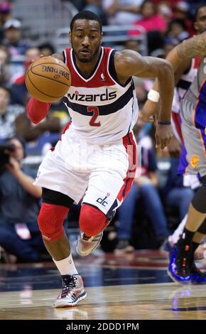KEIN FILM, KEIN VIDEO, KEIN Fernsehen, KEIN DOKUMENTARFILM - Washington Wizards Point Guard John Wall (2) sprintet den Platz auf einer schnellen Pause gegen die Phoenix Suns während der zweiten Hälfte ihres Spiels gespielt im Verizon Center in Washington, DC, USA am 16. März 2013. Washiington besiegte Phoenix 127-105. Foto von Harry E. Walker/MCT/ABACAPRESS.COM Stockfoto