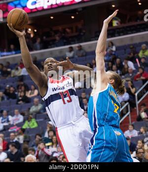 KEIN FILM, KEIN VIDEO, KEIN Fernsehen, KEIN DOKUMENTARFILM - Washington Wizards Power Forward Kevin Seraphin (13) dreht über New Orleans Hornets Power Forward Lou Amundson (17) während der ersten Hälfte ihres Spiels, das am 15. März 2013 im Verizon Center in Washington, DC, USA gespielt wurde. Washington besiegte New Orleans 96-87. Foto von Harry E. Walker/MCT/ABACAPRESS.COM Stockfoto