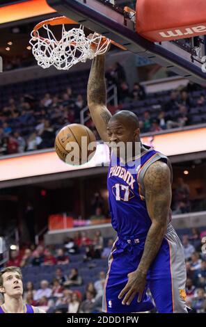 KEIN FILM, KEIN VIDEO, KEIN TV, KEIN DOKUMENTARFILM - Phoenix Suns Power Forward Markieff Morris (11) Slam Dunks gegen die Washington Wizards während der ersten Hälfte ihres Spiels gespielt im Verizon Center in Washington, DC, USA am 16. März 2013. Washiington besiegte Phoenix 127-105. Foto von Harry E. Walker/MCT/ABACAPRESS.COM Stockfoto