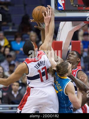 KEIN FILM, KEIN VIDEO, KEIN Fernsehen, KEIN DOKUMENTARFILM - Washington Wizards Shooting Guard Garrett Temple (17) blockiert die Aufnahme von New Orleans Hornets Power Forward Lou Amundson (17) von hinten während der ersten Hälfte ihres Spiels gespielt im Verizon Center in Washington, DC, USA am 15. März 2013. Washington besiegte New Orleans 96-87. Foto von Harry E. Walker/MCT/ABACAPRESS.COM Stockfoto