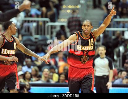 KEIN FILM, KEIN VIDEO, KEIN TV, KEIN DOKUMENTARFILM - Atlanta Hawks Center Al Horford (15) feiert, nachdem er in der zweiten Halbzeit gegen die Phoenix Suns in der Philips Arena in Atlanta, GA, USA am 15. März 2013 erzielte. Die Hawks besiegten die Sonnen, 107-94. Foto: Hyosub Shin/Atlanta Journal-Constitution/MCT/ABACAPRESS.COM Stockfoto