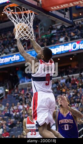 KEIN FILM, KEIN VIDEO, KEIN TV, KEIN DOKUMENTARFILM - Washington Wizards kleiner Vorwärts Martell Webster (9) geht für einen umgekehrten Dunk über Phoenix Suns kleiner Vorwärts Michael Beasley (0) während der zweiten Hälfte ihres Spiels gespielt im Verizon Center in Washington, DC, USA am 16. März 2013. Washiington besiegte Phoenix 127-105. Foto von Harry E. Walker/MCT/ABACAPRESS.COM Stockfoto