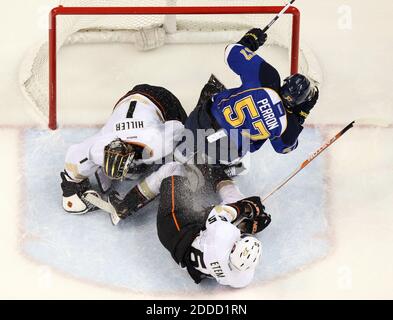 KEIN FILM, KEIN VIDEO, KEIN TV, KEIN DOKUMENTARFILM - St. Louis Blues linker Flügel David Perron bekommt Verwicklungen mit Anaheim Ducks rechter Flügel Emerson Etem und Goalie Jonas Hiller in der zweiten Periode im Scottrade Center in St. Louis, MO, USA am 16. März 2013. Die Blues schlugen die Ducks in Überstunden, 2:1. Foto von Chris Lee/St. Louis Post-Dispatch/MCT/ABACAPRESS.COM Stockfoto