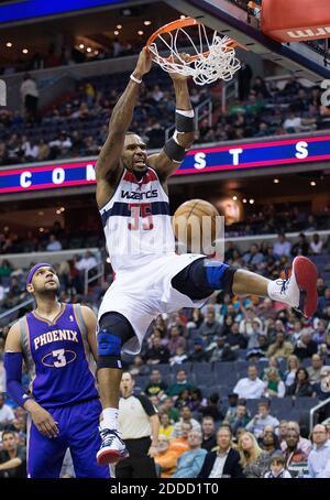 KEIN FILM, KEIN VIDEO, KEIN TV, KEIN DOKUMENTARFILM - Washington Wizards Power Forward Trevor Booker (35) Slam Dunks vor dem Shooting Guard von Phoenix Suns Jared Dudley (3) während der zweiten Spielhälfte, die am 16. März 2013 im Verizon Center in Washington, DC, USA gespielt wurde. Washiington besiegte Phoenix 127-105. Foto von Harry E. Walker/MCT/ABACAPRESS.COM Stockfoto