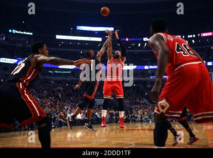 KEIN FILM, KEIN VIDEO, KEIN Fernsehen, KEIN DOKUMENTARFILM - Carlos Boozer der Chicago Bulls punktet am 27. März 2013 im ersten Viertel im United Center in Chicago, IL, USA, über Chris Bosh von Miami Heat. Foto von Scott Strazzante/Chicago Tribune/MCT/ABACAPRESS.COM Stockfoto