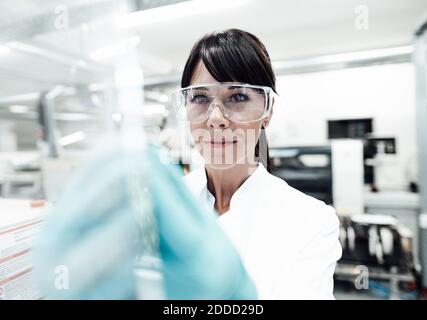 Selbstbewusste reife Wissenschaftlerin trägt Schutzbrille im Labor Stockfoto