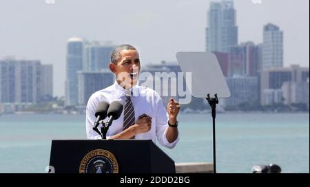 KEIN FILM, KEIN VIDEO, KEIN Fernsehen, KEIN DOKUMENTARFILM - Präsident Barack Obama besucht PortMiami in Miami, FL, USA, am Freitag, 29. März 2013. Der Präsident war in Miami, um eine Rede über die Wirtschaft zu halten. Foto von Jose A. Iglesias/El Nuevo Herald/MCT/ABACAPRESS.COM Stockfoto