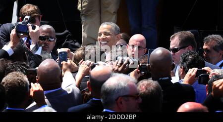 KEIN FILM, KEIN VIDEO, KEIN Fernsehen, KEIN DOKUMENTARFILM - Präsident Barack Obama besucht PortMiami in Miami, FL, USA, am Freitag, 29. März 2013. Der Präsident war in Miami, um eine Rede über die Wirtschaft zu halten. Foto von Jose A. Iglesias/El Nuevo Herald/MCT/ABACAPRESS.COM Stockfoto