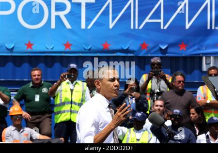 KEIN FILM, KEIN VIDEO, KEIN Fernsehen, KEIN DOKUMENTARFILM - Präsident Barack Obama besucht PortMiami in Miami, FL, USA, am Freitag, 29. März 2013. Der Präsident war in Miami, um eine Rede über die Wirtschaft zu halten. Foto von Jose A. Iglesias/El Nuevo Herald/MCT/ABACAPRESS.COM Stockfoto