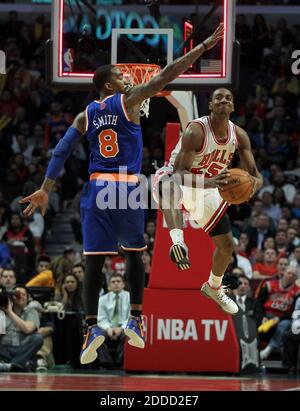 KEIN FILM, KEIN VIDEO, KEIN Fernsehen, KEIN DOKUMENTARFILM - der Marquis Teague von Chicago Bulls, rechts, wird von der J.R. von New York Knicks verteidigt Smith als Teague versucht, am 11. April 2013 im United Center in Chicago, IL, USA, einen Schuss auf den Summer zu bekommen. Foto von Scott Strazzante/Chicago Tribune/MCT/ABACAPRESS.COM Stockfoto
