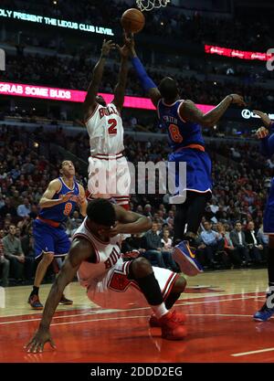 KEIN FILM, KEIN VIDEO, KEIN TV, KEIN DOKUMENTARFILM - Jimmy Butler von The Chicago Bulls, unten, reagiert darauf, in die Augen gestochen zu werden, als Teamkollege Nate Robinson (2) um einen Rebound gegen die New York Knicks' J.R. kämpft Smith im zweiten Quartal im United Center in Chicago, IL, USA am 11. April 2013. Foto von Scott Strazzante/Chicago Tribune/MCT/ABACAPRESS.COM Stockfoto