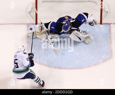 KEIN FILM, KEIN VIDEO, KEIN TV, KEIN DOKUMENTARFILM - St. Louis Blues Torhüter Brian Elliott (1) stoppt eine Aufnahme des Vancouver-Zentrums Derek Roy während der Dreharbeiten im Scottrade Center in St. Louis, MO, USA am 16. April 2013. Foto von Chris Lee/St. Louis Post-Dispatch/MCT/ABACAPRESS.COM Stockfoto