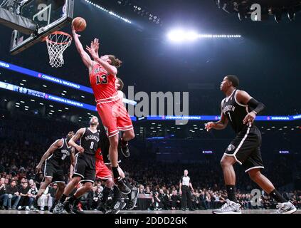 KEIN FILM, KEIN VIDEO, KEIN Fernsehen, KEINE DOKUMENTATION - Joakim Noah (13) der Chicago Bulls fährt in der ersten Hälfte ihres ersten NBA-Playoffs-Matchup-Spiels 1 am 20. April im Barclay Center in Brooklyn, NY, USA, in den Korb vor dem Brooklyn Nets' Brook Lopez (11). 2013. Die Netze gewannen, 106-89. Foto von Nuccio DiNuzzo/Chicago Tribune/MCT/ABACAPRESS.COM Stockfoto