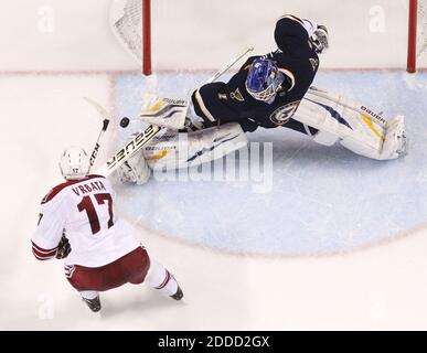 KEIN FILM, KEIN VIDEO, KEIN Fernsehen, KEIN DOKUMENTARFILM - St. Louis Blues Torhüter Brian Elliott stellt einen Schießerei-Versuch von Phoenix Coyotes' Radim Vrbata am 18. April 2013 im Scottrade Center in St. Louis, MO, USA, beiseite. Der Blues gewann, 2:1, in der Schießerei. Foto von Chris Lee/St. Louis Post-Dispatch/MCT/ABACAPRESS.COM Stockfoto