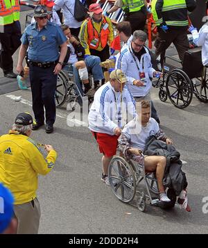 KEIN FILM, KEIN VIDEO, KEIN Fernsehen, KEIN DOKUMENTARFILM - Opfer des Bombenanschlags während des Boston-Marathons werden am Montag, den 15. April 2013 in Boston, Massachusetts, USA, unterstützt. Foto von Stuart Cahill/Boston Herald/MCT/ABACAPRESS.COM Stockfoto