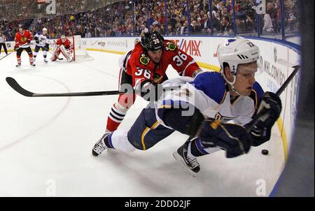 KEIN FILM, KEIN VIDEO, KEIN TV, KEIN DOKUMENTARFILM - Chicago Blackhawks Center Dave Bolland (36) Crossecks Blues linker Flügel Vladimir Sobotka während der ersten Periode Aktion im Scottrade Center in St. Louis, MO, USA am 14. April 2013. Foto von Chris Lee/St. Louis Post-Dispatch/MCT/ABACAPRESS.COM Stockfoto