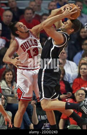 KEIN FILM, KEIN VIDEO, KEIN Fernsehen, KEINE DOKUMENTATION - Joakim Noah von Chicago Bulls blockiert einen Schussversuch von Brooklyn Nets' Brook Lopez, der zu einem Sprungball während der Action im 1. Quartal in Spiel 6 der NBA Eastern Conference Playoffs im United Center in Chicago, Illinois, USA am Donnerstag führt. Mai 2013. Foto von Scott Strazzante/Chicago Tribune/MCT/ABACAPRESS.COM Stockfoto