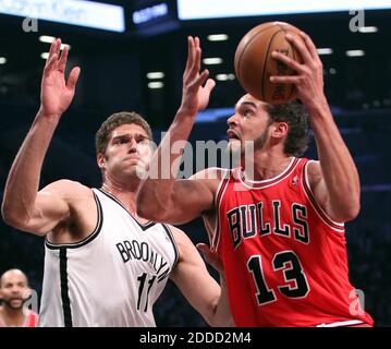 KEIN FILM, KEIN VIDEO, KEIN Fernsehen, KEINE DOKUMENTATION - Joakim Noah (13) der Chicago Bulls fährt im ersten Viertel von Spiel 7 in der Eastern Conference First-Round Playoff-Serie im Barclays Center in Brooklyn, New York City, NY, in den Korb gegen den Brooklyn Nets' Brook Lopez. USA am Samstag, 4. Mai 2013. Die Bulls besiegten die Netze 99-93 und gehen in die zweite Runde der Playoffs. Foto. Von John J. Kim/Chicago Tribune/MCT/ABACAPRESS.COM Stockfoto