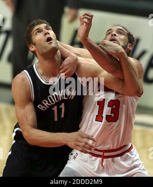 KEIN FILM, KEIN VIDEO, KEIN TV, KEIN DOKUMENTARFILM - Chicago Bulls' Joakim Noah und Brooklyn Nets' Brook Lopez kämpfen im 1. Quartal in Spiel 6 der NBA Eastern Conference Playoffs im United Center in Chicago, Illinois, USA am Donnerstag, 2. Mai 2013 um die Rebound-Position. Foto von Scott Strazzante/Chicago Tribune/MCT/ABACAPRESS.COM Stockfoto