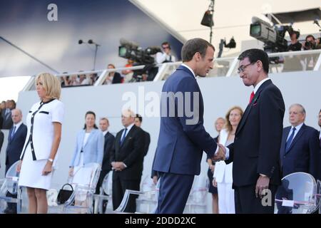 Präsident Emmanuel Macron, seine Frau Brigitte Macron und Japans Außenminister Taro Kono während der jährlichen Militärparade am 14. Juli 2018 auf der Champs-Elysées in Paris. Foto von Hamilton/Pool/ABACAPRESS.COM Stockfoto