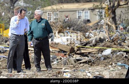 KEIN FILM, KEIN VIDEO, KEIN FERNSEHEN, KEIN DOKUMENTARFILM - TEXAS GOV. Rick Perry, links, und Wayne McKethan, Granbury City Manager, rechts, untersuchen den Tornadoschaden in der Rancho Brazos Estates Unterabteilung in der Nähe von Granbury, Texas, Freitag, 17. Mai 2013. Die Unterteilung wurde von einem EF4 Tornado gegen 20 Uhr Mittwoch verwüstet. Foto: Max Faulkner/Fort Worth Star-Telegram/MCT/ABACAPRESS.COM Stockfoto