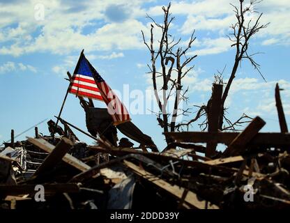 KEIN FILM, KEIN VIDEO, KEIN Fernsehen, KEIN DOKUMENTARFILM - eine amerikanische Flagge unter den Trümmern in Moore, Oklahoma, USA, am Mittwoch, 22. Mai 2013. Ein massiver Tornado hat die Stadt am Montag getroffen. Foto von Brad Loper/Dallas Morning News/MCT/ABACAPRESS.COM Stockfoto