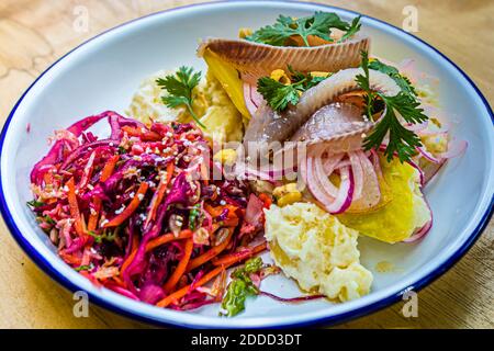 Ceviche St. Heinrich, ein Kartoffelsalat mit Wasabi und Joghurtdressing, Fisch aus dem Starnberger See, marinierte Rüben, gebratener Mais, Zwiebeln und Tigermilch in München, Deutschland Stockfoto