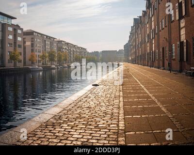Dänemark, Kopenhagen, Reihen von Wohngebäuden entlang Christianshavn Kanal Stockfoto