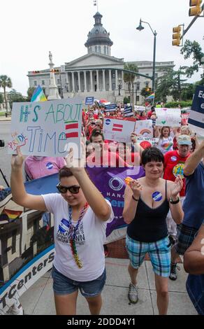 KEIN FILM, KEIN VIDEO, KEIN Fernsehen, KEINE DOKUMENTATION - Demonstranten marschieren am Mittwoch, den 26. Juni 2013, in Columbia South Carolina, um zu feiern, nachdem der Oberste Gerichtshof der Vereinigten Staaten den Defense of Marriage Act niedergeschlagen hat. Foto von Tim Dominick/The State/MCT/ABACAPRESS.COM Stockfoto