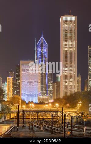 Beleuchtete Wolkenkratzer vom Grant Park, Chicago, USA Stockfoto