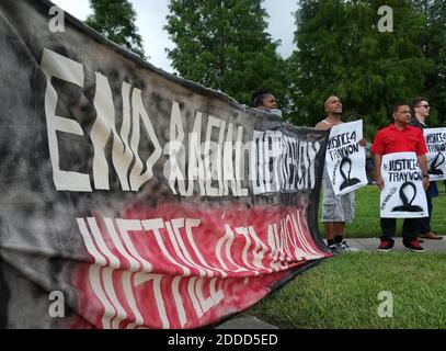 KEIN FILM, KEIN VIDEO, KEIN Fernsehen, KEIN DOKUMENTARFILM - EINE kleine Gruppe von Demonstranten steht vor dem Gerichtsgebäude in Sanford, FL, USA, Sonntag, 14. Juli 2013. George Zimmerman wurde für nicht schuldig befunden, in der Erschießung Tod von Trayvon Martin. Foto von Jacob Langston/Orlando Sentinel/MCT/ABACAPRESS.COM Stockfoto