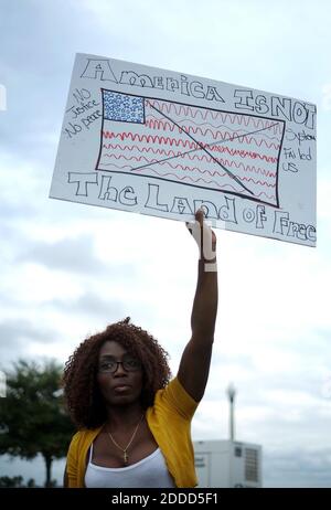 KEIN FILM, KEIN VIDEO, KEIN Fernsehen, KEIN DOKUMENTARFILM - Gloria Alcius hält ein Schild, als Demonstranten und Zuschauer sich in Sanford, FL, USA, am Sonntag, 14. Juli 2013 versammeln. George Zimmerman wurde für nicht schuldig befunden, in der Erschießung Tod von Trayvon Martin. Foto von Jacob Langston/Orlando Sentinel/MCT/ABACAPRESS.COM Stockfoto