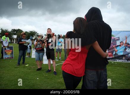 KEIN FILM, KEIN VIDEO, KEIN Fernsehen, KEIN DOKUMENTARFILM - Demonstranten und Zuschauer beginnen sich am Sonntag, 14. Juli 2013 im Fort Mellon Park in Sanford, FL, USA, zu versammeln. George Zimmerman wurde für nicht schuldig befunden, in der Erschießung Tod von Trayvon Martin. Foto von Jacob Langston/Orlando Sentinel/MCT/ABACAPRESS.COM Stockfoto