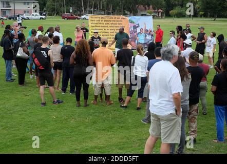 KEIN FILM, KEIN VIDEO, KEIN Fernsehen, KEIN DOKUMENTARFILM - Gary Marion spricht mit einer Gruppe von Demonstranten und Zuschauern im Fort Mellon Park in Sanford, FL, USA, Sonntag, 14. Juli 2013. George Zimmerman wurde für nicht schuldig befunden, in der Erschießung Tod von Trayvon Martin. Foto von Jacob Langston/Orlando Sentinel/MCT/ABACAPRESS.COM Stockfoto