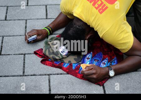 KEIN FILM, KEIN VIDEO, KEIN FERNSEHEN, KEIN DOKUMENTARFILM - C. Reed kniet im Gebet während einer "Gerechtigkeit für Trayvon" Kundgebung im Wilkie D Ferguson Jr. United States Courthouse in Miami, Florida, USA, Samstag, 20. juli 2013. Foto von Alex M Sanchez/Miami Herald/MCT/ABACAPRESS.COM Stockfoto