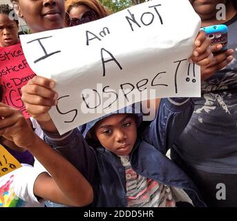 KEIN FILM, KEIN VIDEO, KEIN Fernsehen, KEIN DOKUMENTARFILM - Terrell Gordon Jr. 6, hält ein "Ich bin kein Verdächtiger!!" melden Sie sich bei der Kundgebung bei einer "Gerechtigkeit für Trayvon"-Kundgebung im Wilkie D. Ferguson, Jr. United States Federal Courthouse in Miami, Florida, USA, Samstag, 20. Juli 2013 an. Foto von Emily Michot/Miami Herald/MCT/ABACAPRESS.COM Stockfoto