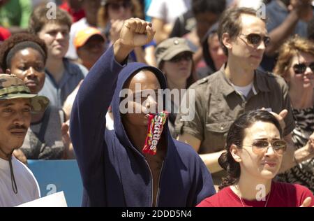 KEIN FILM, KEIN VIDEO, KEIN Fernsehen, KEIN DOKUMENTARFILM - Leo Dawson, 18, nimmt an einer "Justice for Trayvon"-Kundgebung im Capitol in Austin, Texas, USA Teil, um gegen das George Zimmerman-Urteil am Samstag, 20. Juli 2013 zu protestieren. Etwa 500 Menschen nahmen an der Kundgebung Teil. Foto von Jay Janner/Austin American-Statesman/MCT/ABACAPRESS.COM Stockfoto