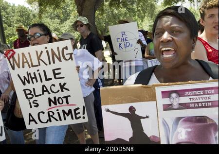 KEIN FILM, KEIN VIDEO, KEIN Fernsehen, KEIN DOKUMENTARFILM - Faye Byrd, rechts, nimmt an einer "Justice for Trayvon"-Kundgebung im Capitol in Austin, Texas, USA Teil, um gegen das George Zimmerman-Urteil am Samstag, 20. Juli 2013 zu protestieren. Etwa 500 Menschen nahmen an der Kundgebung Teil. Foto von Jay Janner/Austin American-Statesman/MCT/ABACAPRESS.COM Stockfoto