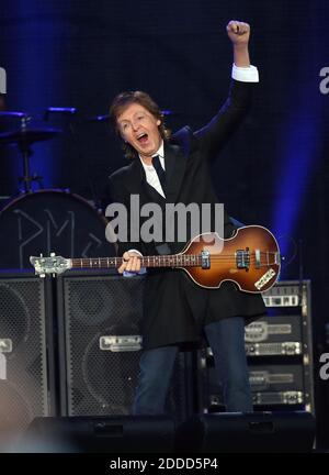 KEIN FILM, KEIN VIDEO, KEIN Fernsehen, KEIN DOKUMENTARFILM - Paul McCartney Schlagzeilen auf der Land's End Bühne während des 6. Jährlichen Outside Lands Music and Arts Festival im Golden Gate Park in San Francisco, Kalifornien, USA, am Freitag, 9. August 2013. Das Festival läuft bis Sonntag und zu den Stars gehören die Red Hot Chili Peppers und Nine Inch Nails. Foto von Jane Tyska/Bay Area News Group/MCT/ABACAPRESS.COM Stockfoto