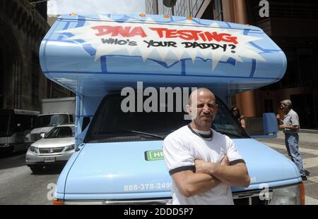 KEIN FILM, KEIN VIDEO, KEIN TV, KEIN DOKUMENTARFILM - Jared Rosenthal, Besitzer des "Who's Your Daddy?" DNA-Test-Truck, der in Baltimore und Light Streets, 28. Juni 2103, in Baltimore, MD, USA, geparkt ist, beantwortet Fragen von vorbeifahrenden Menschen. DNA-Abstrichtests können innerhalb des Staplers durchgeführt werden, um auf Vaterschaft zu testen. Foto von Barbara Haddock Taylor/Baltimore Sun/MCT/ABACAPRESS.COM Stockfoto
