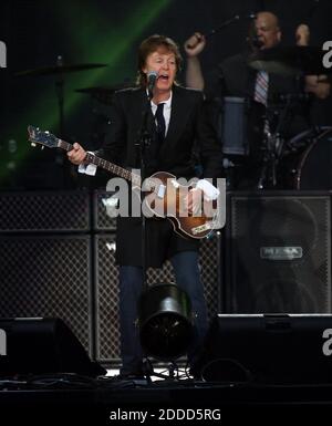 KEIN FILM, KEIN VIDEO, KEIN Fernsehen, KEIN DOKUMENTARFILM - Paul McCartney Schlagzeilen auf der Land's End Bühne während des 6. Jährlichen Outside Lands Music and Arts Festival im Golden Gate Park in San Francisco, Kalifornien, USA, am Freitag, 9. August 2013. Das Festival läuft bis Sonntag und zu den Stars gehören die Red Hot Chili Peppers und Nine Inch Nails. Foto von Jane Tyska/Bay Area News Group/MCT/ABACAPRESS.COM Stockfoto
