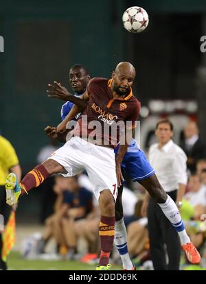 KEIN FILM, KEIN VIDEO, KEIN TV, KEIN DOKUMENTARFILM - ALS Roma-Verteidiger Maicon (13), Front und Chelsea FC-Stürmer Demba Ba (19) kämpfen um einen Kopfball in der zweiten Hälfte eines Nationalspielers im RFK Stadium in Washington, DC, USA, Samstag, 10. August 2013. Chelsea besiegte Roma 2:1. Foto von Chuck Myers/MCT/ABACAPRESS.COM Stockfoto