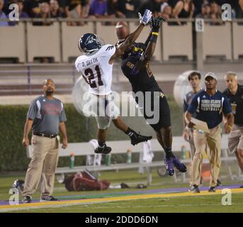 KEIN FILM, KEIN VIDEO, KEIN Fernsehen, KEIN DOKUMENTARFILM - Florida Atlantic Defensive Back D'Joun Smith (21) bricht im ersten Quartal im Dowdy-Ficklen Stadium in Greenville, NC, USA am 5. September 2013 einen Pass zum East Carolina Wide Receiver Justin Hardy auf. Foto von Chuck Liddy/Raleigh Nachrichten & Beobachter/MCT/ABACAPRESS.COM Stockfoto
