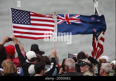 KEIN FILM, KEIN VIDEO, KEIN Fernsehen, KEIN DOKUMENTARFILM - konkurrierende Flaggen fliegen in der Brise in einer Zuschauersektion am Ende von Pier 27 in San Francisco, Kalifornien, USA, am Freitag, 20. September 2013, Als Oracle Team USA und Emirates Team New Zealand im Rennen 13 des America's Cup Finals zusammenstoßen. Foto von Karl Mondon/Bay Area News Group/MCT/ABACAPRESS.COM Stockfoto