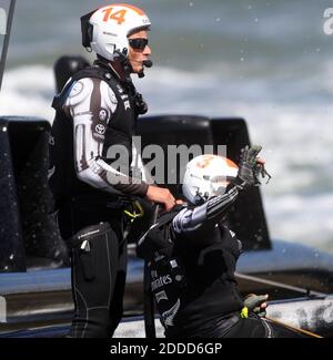 KEIN FILM, KEIN VIDEO, KEIN Fernsehen, KEINE DOKUMENTATION - Emirates Team New Zealand Skipper Dean Barker, links, passiert Pier 27, nachdem er am Mittwoch, 25. September 2013, in San Francisco, CA, USA, im America's Cup Finale gegen Oracle Team USA verloren hatte. Foto von Jane Tyska/Bay Area News Group/MCT/ABACAPRESS.COM Stockfoto