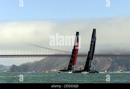 KEIN FILM, KEIN VIDEO, KEIN Fernsehen, KEINE DOKUMENTATION - Emirates Team New Zealand und Oracle Team USA nehmen am Sonntag, 22. September 2013, in San Francisco, CA, USA, die Startposition für das Rennen 14 des America's Cup Finals ein. Foto von Susan Tripp Pollard/Bay Area News Group/MCT/ABACAPRESS.COM Stockfoto