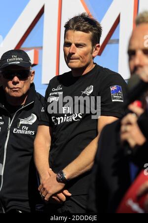 KEIN FILM, KEIN VIDEO, KEIN TV, KEIN DOKUMENTARFILM - Emirates Team der neuseeländische Skipper Dean Barker nimmt mit seiner Crew am Pier 27 während der America's Cup Trophäenpräsentation am Mittwoch, 25. September 2013, in San Francisco, Kalifornien, die Bühne. Oracle Team USA kam von einem Defizit von 8-1 zurück, um Team Neuseeland zu besiegen. Foto von Jane Tyska/Bay Area News Group/MCT/ABACAPRESS.COM Stockfoto